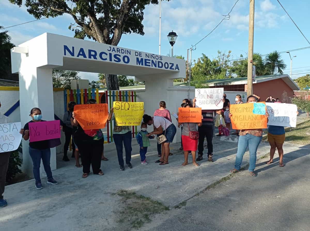 Padres de familia protestan por robos constantes a kínder de Chetumal
