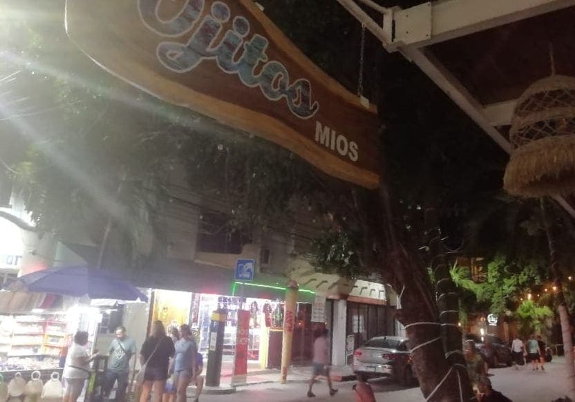 Detuvieron a dos al asegurar restaurante junto a la Quinta Avenida