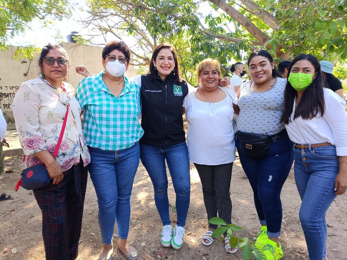 Inicia Estefanía Mercado campaña sembrando árboles