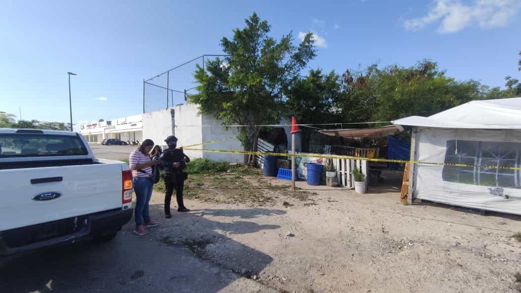 Asesinan a puñaladas a velador de frutería en Playa del Carmen