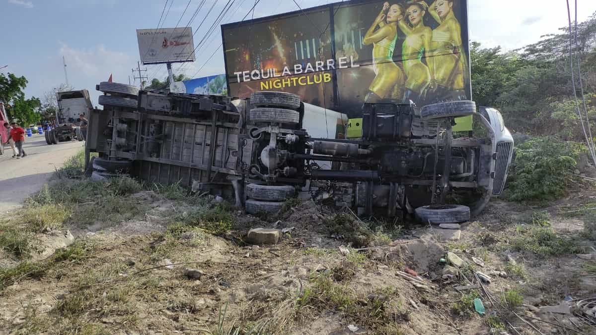 Vuelca camión de Dunosusa y genera caos vial en entrada a Playa del Carmen