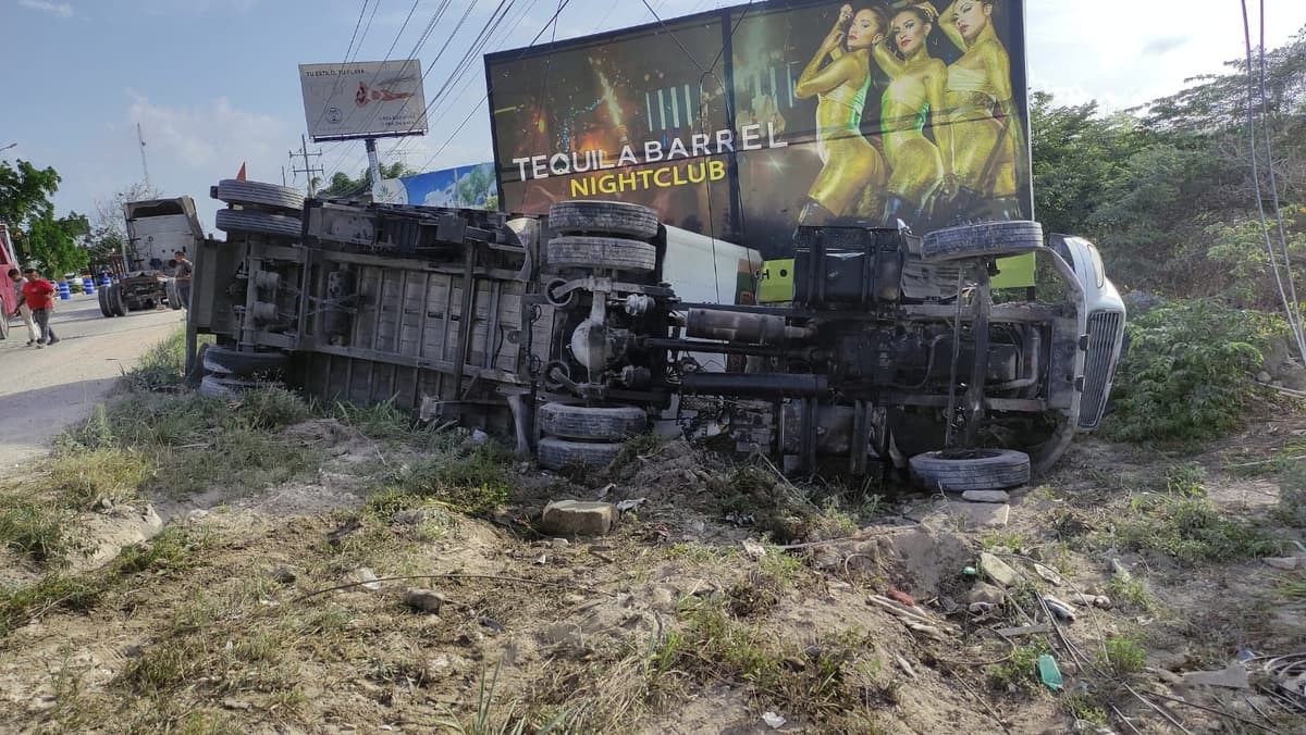 Vuelca camión de Dunosusa y genera caos vial en entrada a Playa del Carmen