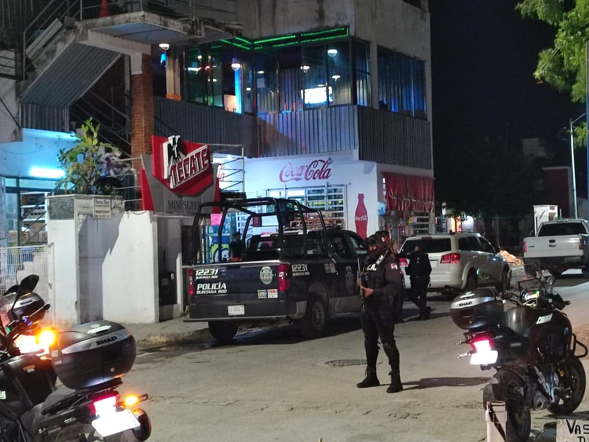 Asegura Fiscalía equipos de almacenamiento de cámaras de seguridad en bar de Puerto Aventuras