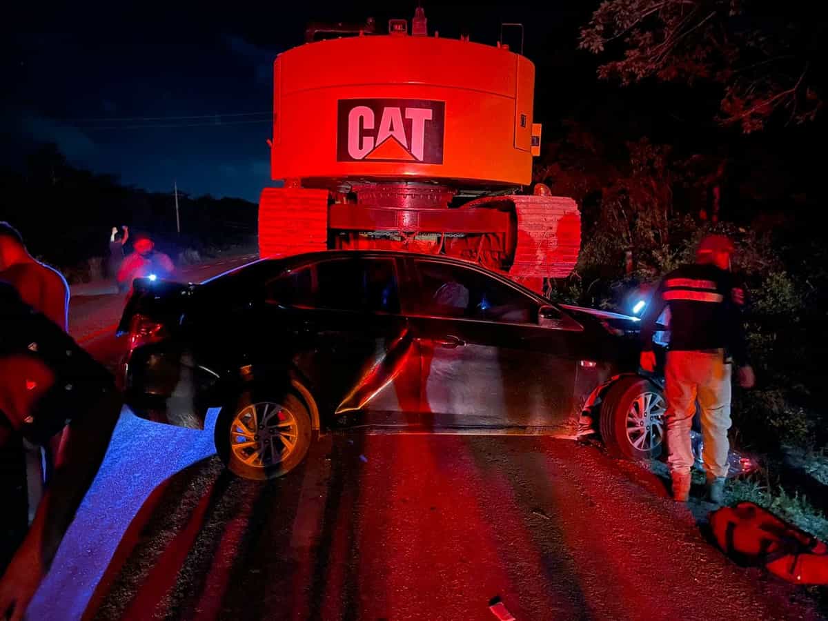 Muere en el hospital automovilista que chocó contra un tráiler en carretera federal 307