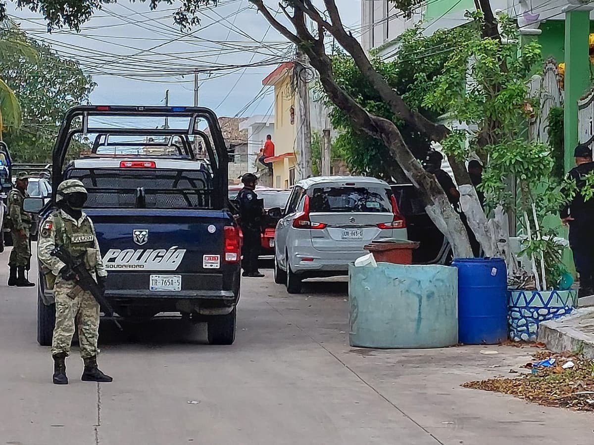 Aseguran a hombre y mujer con armas y drogas en Playa del Carmen