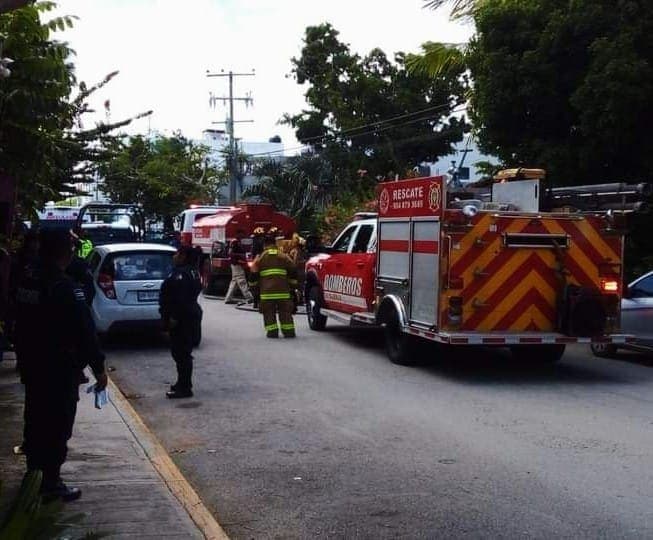 Por un aparente corto circuito, escuela de idiomas sufre incendio en Playa del Carmen