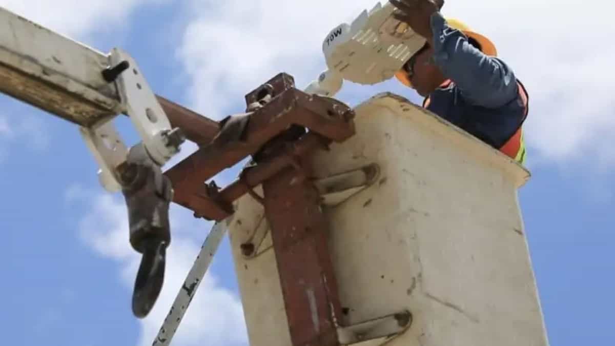 Turistas recorren más calles, con nuevo alumbrado en el centro de Playa del Carmen