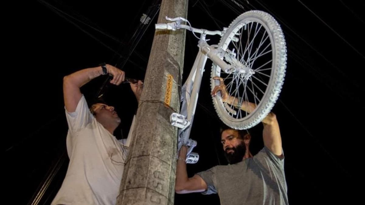 Colocan bicicleta blanca para rendir homenaje a mujer atropellada en Playa del Carmen