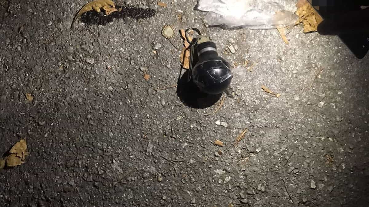 Policías aseguran granada casera en la Colosio; no detona
