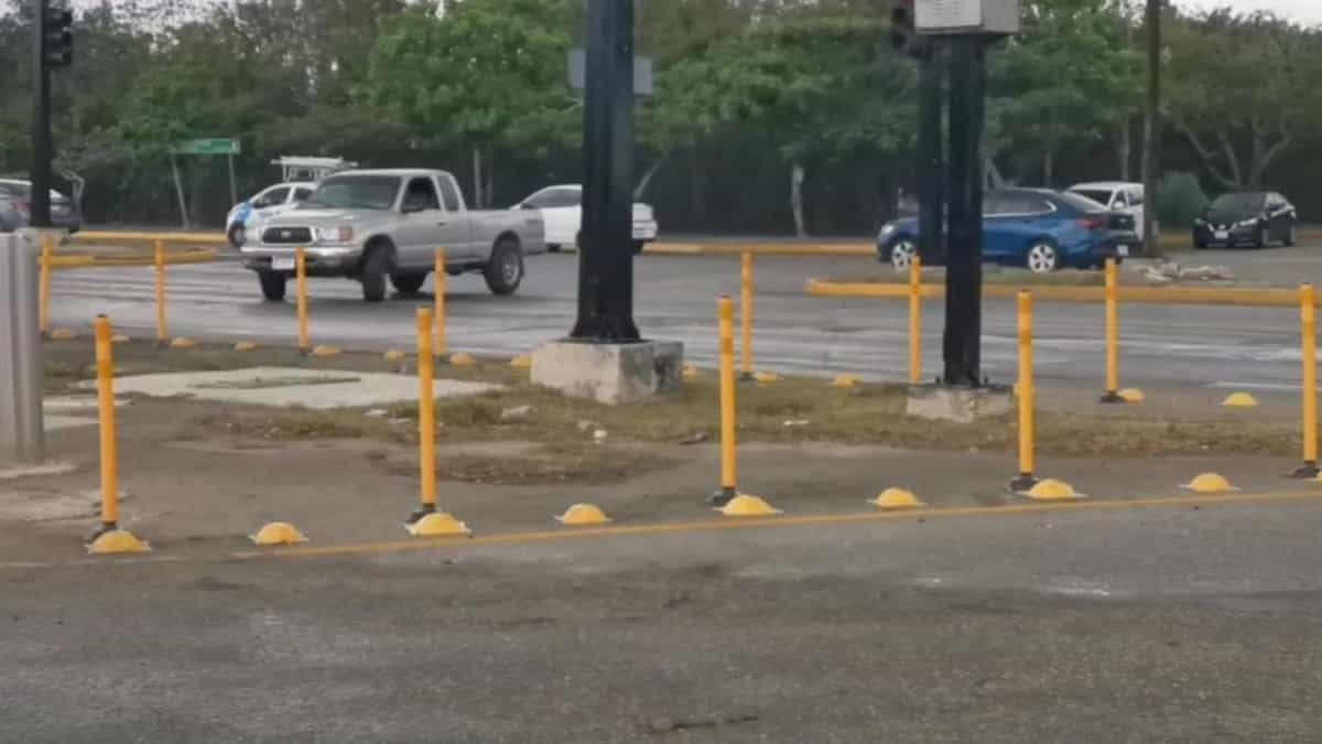 Balizas que se colocaron en varias partes de Playa del Carmen serán retiradas
