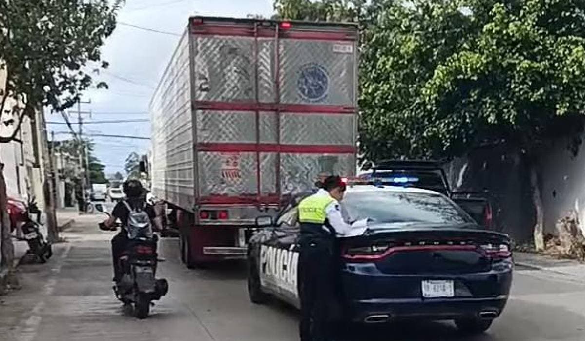 Derriba tráiler cableado en la colonia Gonzalo Guerrero de Playa del Carmen