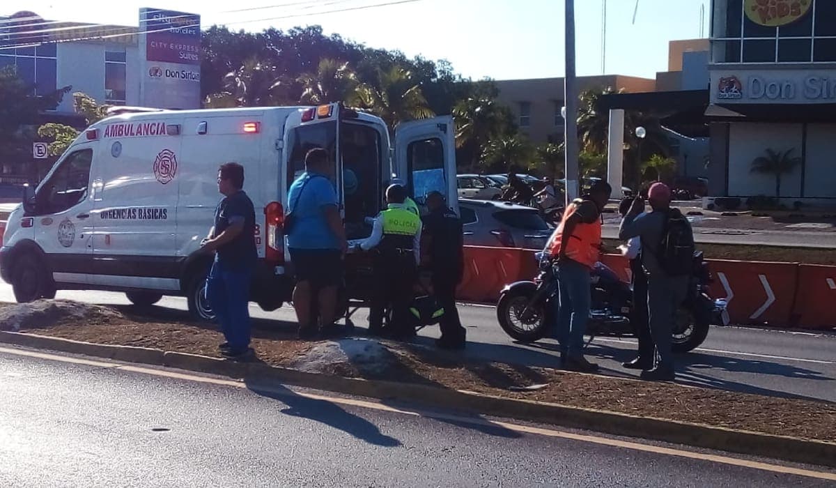 Embiste auto a mujer que cruzaba el bulevar Playa del Carmen