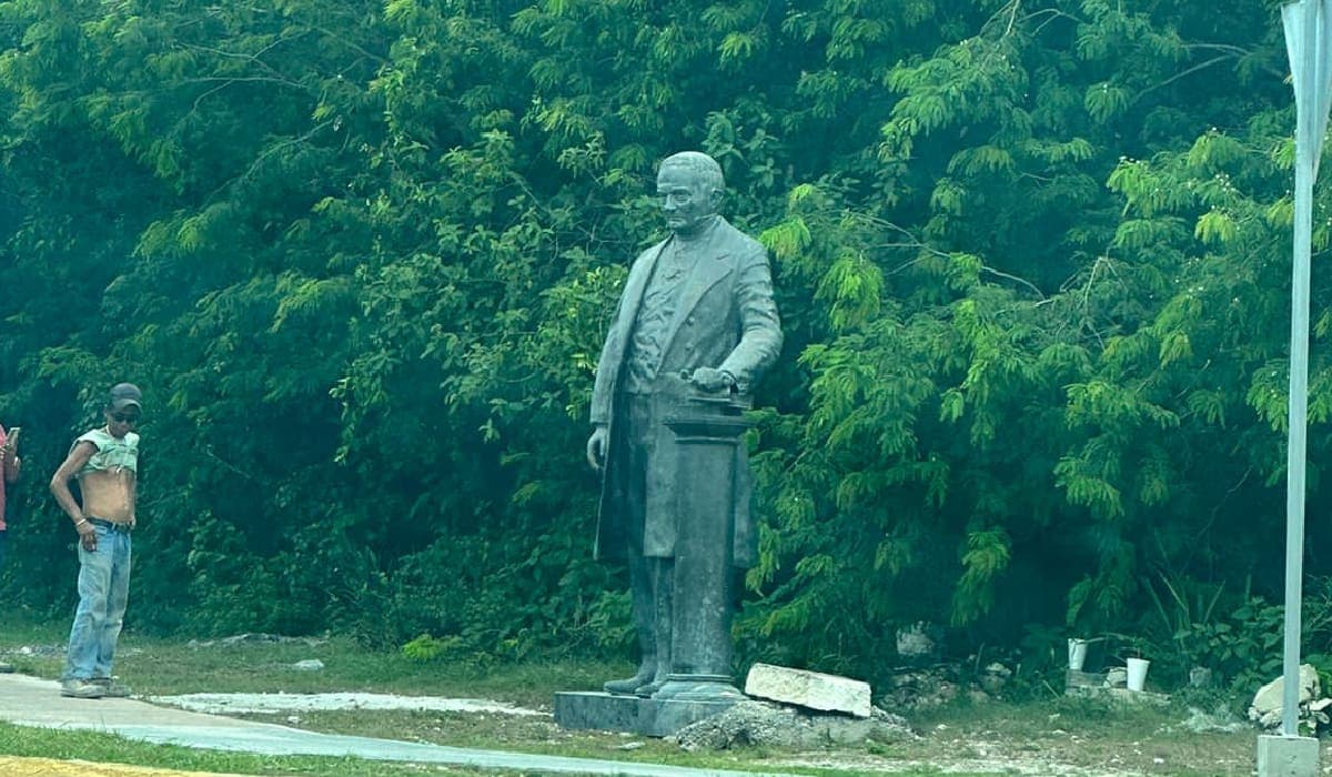 Dejan estatua de Andrés de Quintana Roo frente a predio baldío en Playa del Carmen