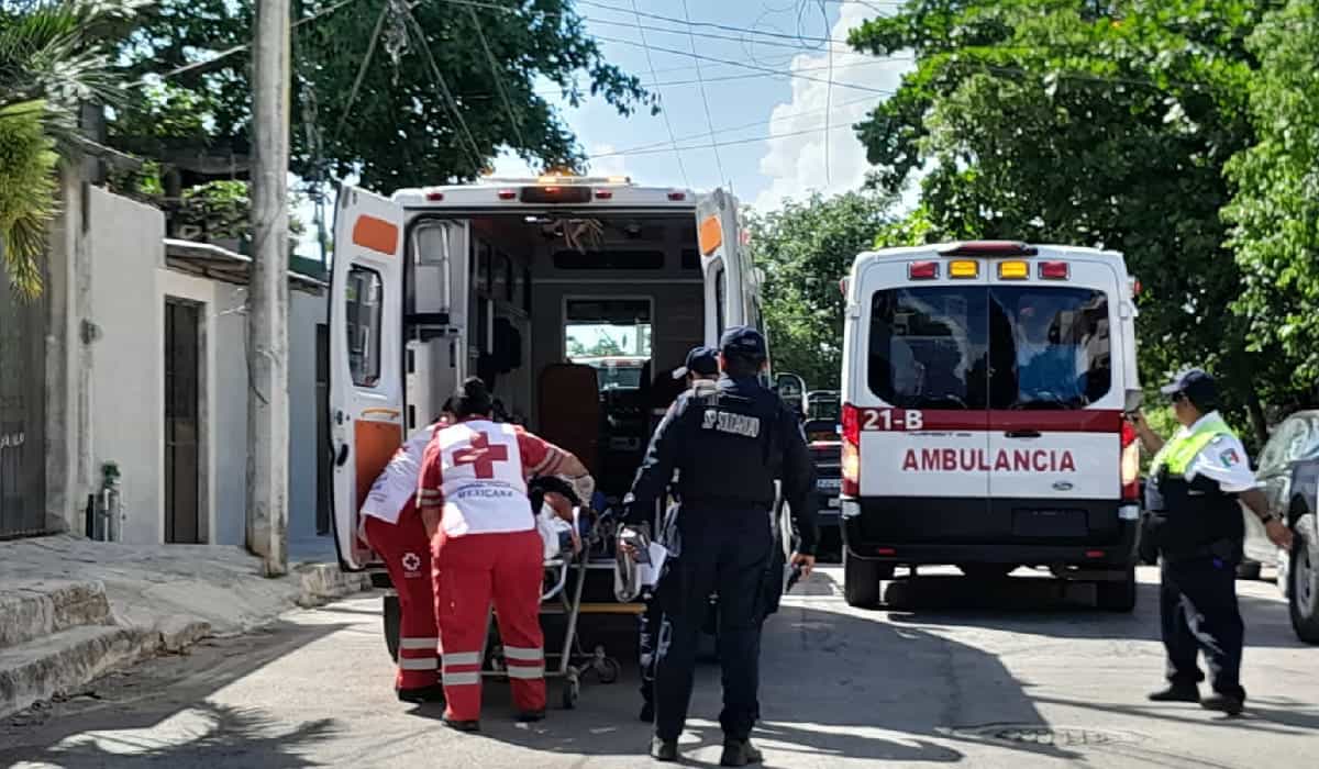 Extranjera le clava cuchillo en cuello a compañera y se lanza de tercer piso, en Playa del Carmen