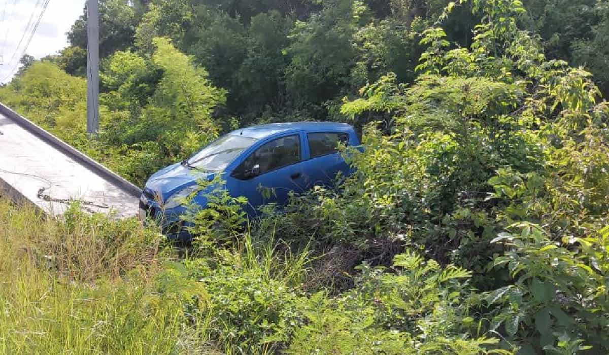 Termina vehículo entre la maleza tras chocar contra taxi en el tramo Playa del Carmen-Tulum
