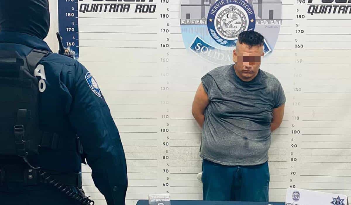 Policía Municipal de Solidaridad frustra robo en farmacia y asegura a sujeto que pretendía huir