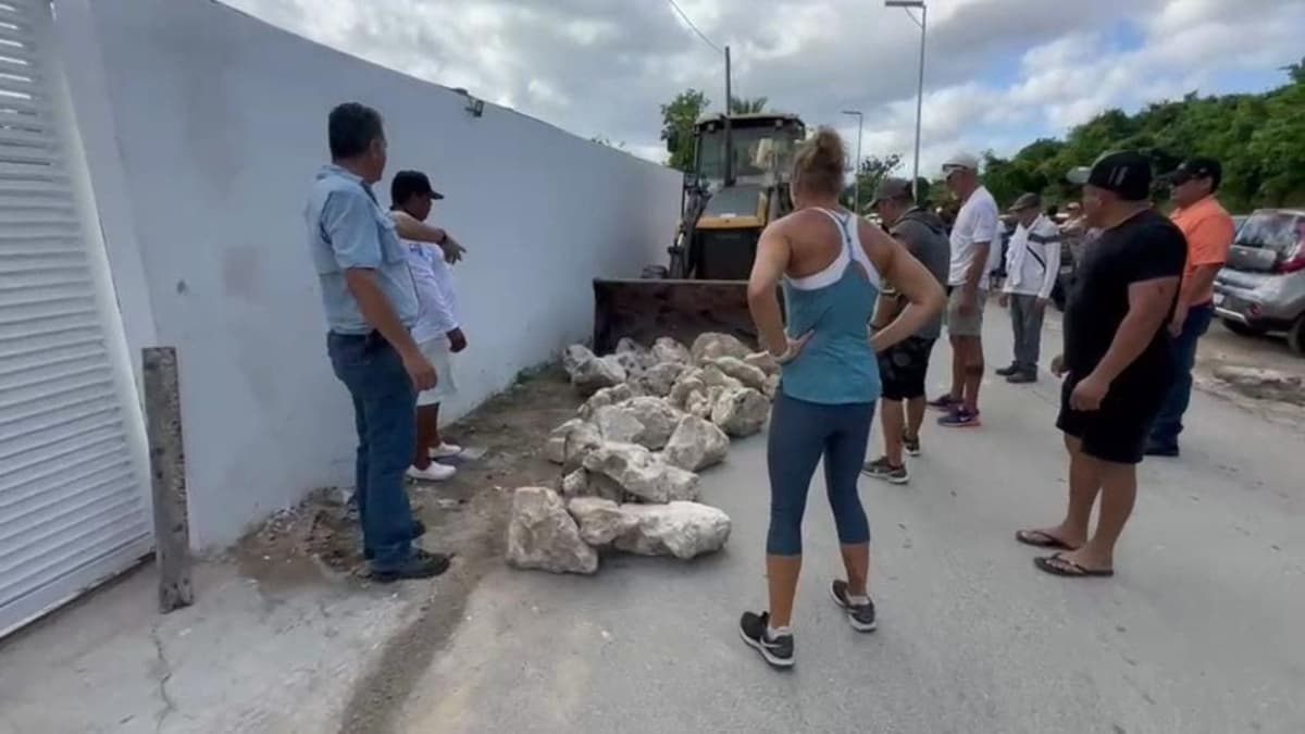 Autoridades retiran piedras que obstruían el acceso a Xcalacoco en Playa del Carmen