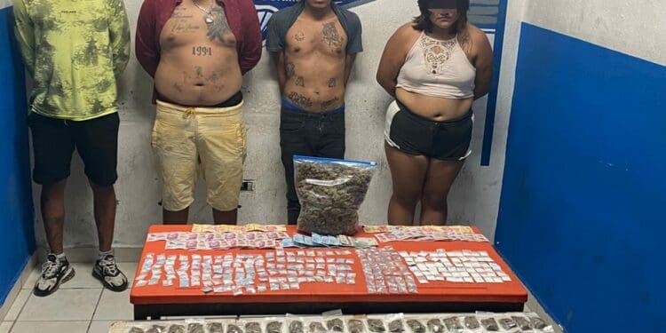 Detienen a 4 sujetos con más de 360 dosis de narcóticos tras la muerte de una persona por impacto de bala en Playa del Carmen