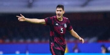 El defensa César Montes no pudo viajar a Abu Dabi pues dio positivo tras su juego con la Selección antes el conjunto de Panamá. Foto: Redes sociales