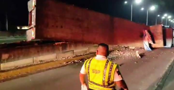 Chofer de tráiler se queda dormido y vuelca su vehículo sobre la carretera federal 307