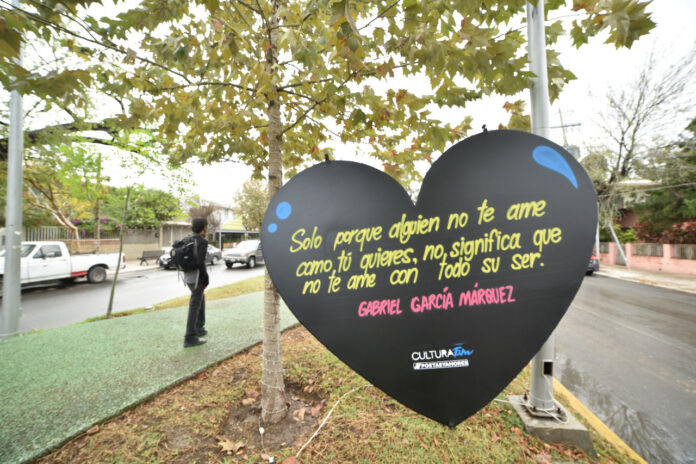 Instalan corazones con frases de amor en calles de Tamaulipas