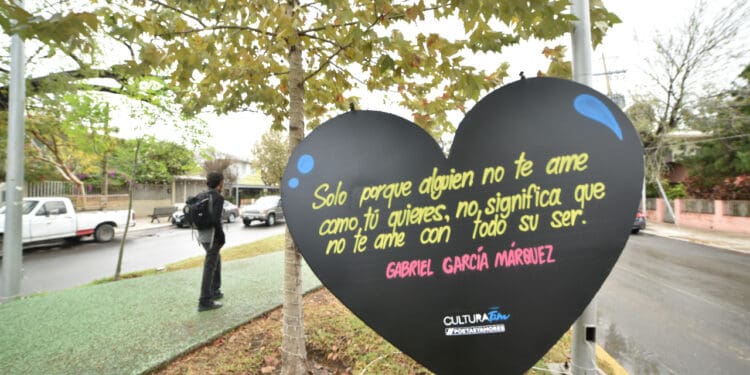 Instalan corazones con frases de amor en calles de Tamaulipas