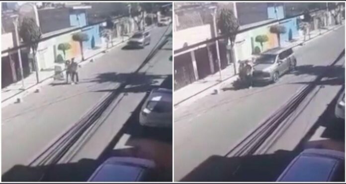 El conductor de una camioneta atropella a propósito a dos peatones que caminaban en una calle de la Ciudad de México. Foto: Captura de video