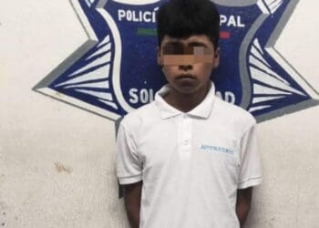 Un joven de 20 años pero que parece menor de edad fue detenido en Playa del Carmen; llevaba droga y hasta cartuchos útiles. Foto: SP de Solidaridad