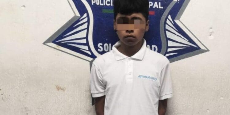Un joven de 20 años pero que parece menor de edad fue detenido en Playa del Carmen; llevaba droga y hasta cartuchos útiles. Foto: SP de Solidaridad