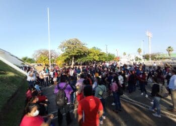 Unos 250 docentes se unieron a una protesta de maestros en la capital del estado; temen que puedan perderse varias de sus plazas. Foto: SIM