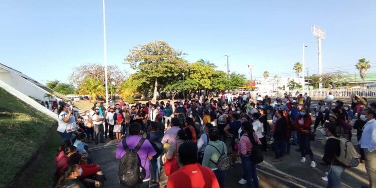 Unos 250 docentes se unieron a una protesta de maestros en la capital del estado; temen que puedan perderse varias de sus plazas. Foto: SIM