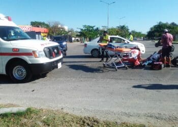 Hospitalizan a motociclista arrollado por una mujer en Playa del Carmen