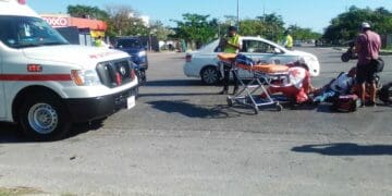 Hospitalizan a motociclista arrollado por una mujer en Playa del Carmen