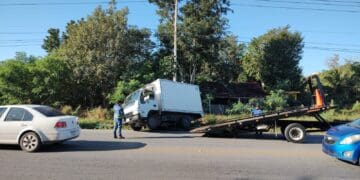 Se vuelca camión de carga en las inmediaciones del Aeropuerto de Cancún