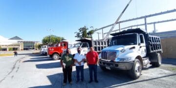 Volqueteros clausuran de forma simbólica construcción de tienda Elektra en Chetumal por adeudo de 100 mil pesos