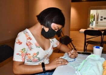 La FPMC dio inicio al taller de transformación de ropa en desuso en arte “A partir de ropa vieja”