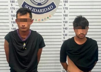 Capturan a dos sujetos con un arma de fuego, 11 cartuchos y 34 bolsas de narcóticos en Playa del Carmen