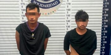 Capturan a dos sujetos con un arma de fuego, 11 cartuchos y 34 bolsas de narcóticos en Playa del Carmen