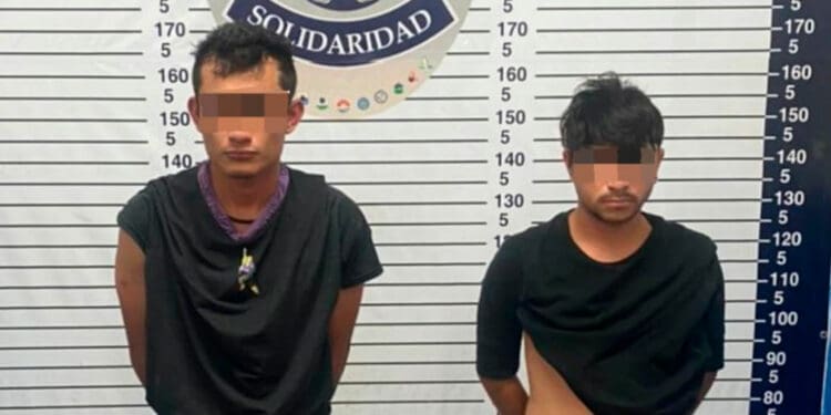 Capturan a dos sujetos con un arma de fuego, 11 cartuchos y 34 bolsas de narcóticos en Playa del Carmen