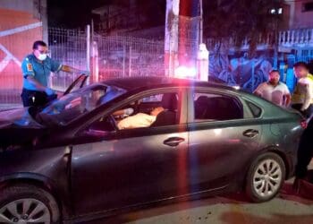 Aparatoso choque en Playa del Carmen deja a conductor prensado