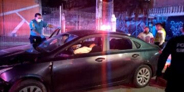 Aparatoso choque en Playa del Carmen deja a conductor prensado