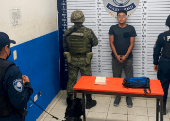 Binomio canino detecta a sujeto con ladrillo de coca en Playa del Carmen