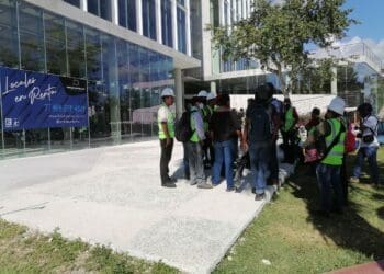 Denuncian trabajadores del Tren Maya en Playa del Carmen irregularidades de empresa contratista