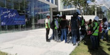 Denuncian trabajadores del Tren Maya en Playa del Carmen irregularidades de empresa contratista