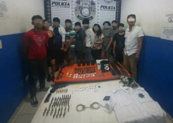 Detienen a banda con camisola policiaca, esposas y armas de fuego en Playa del Carmen