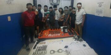 Detienen a banda con camisola policiaca, esposas y armas de fuego en Playa del Carmen