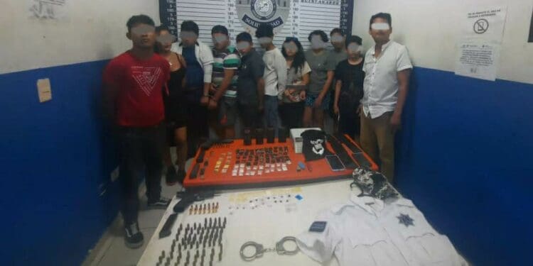 Detienen a banda con camisola policiaca, esposas y armas de fuego en Playa del Carmen