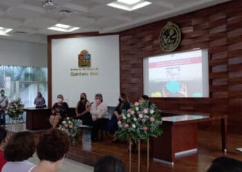 Las mujeres ganan 27% menos que los hombres, destacan en conversatorio en Playa del Carmen