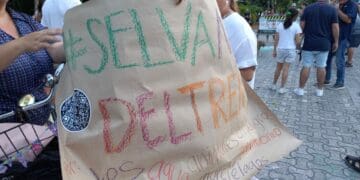 Marchan ambientalistas y ciudadanos contra el Tren Maya en Playa del Carmen