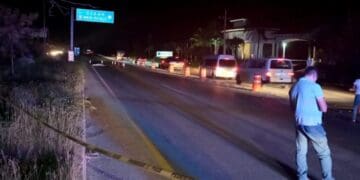 Muere hombre atropellado por un autobús sobre la carretera Cancún-Playa del Carmen